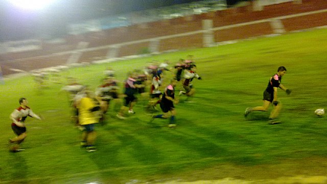 Patada a seguir del Universitario del UCAM en el momento de ser recogida por la zaga del Club de Rugby Lorca 