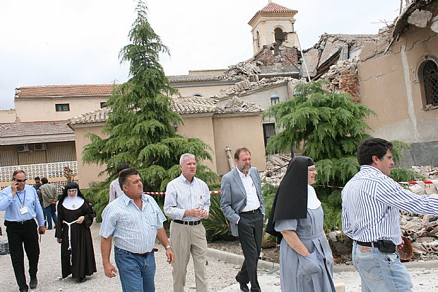 Valcárcel, junto a Francisco Jódar y Constantino Sotoca, comprobó los daños causados por los seísmos del pasado miércoles en el convento de las Clarisas.