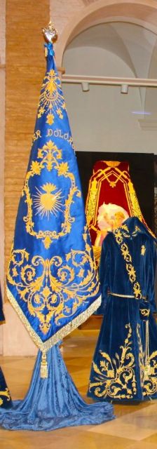 El emperador Marco Aurelio se incorpora a la procesión del Paso Azul con un nuevo manto bordado en seda y oro