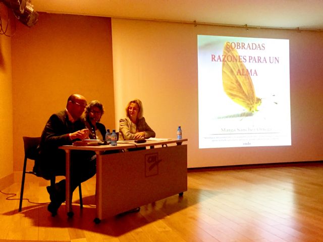 Presentado el libro de autoayuda 'Sobradas razones para el alma' de la autora lorquina Marga Sánchez Ortega en el Aula de Cultura de Cajamurcia