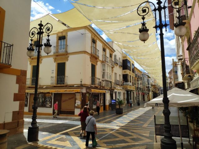 El Ayuntamiento de Lorca realizará encuestas para conocer la opinión de los vecinos acerca de los toldos instalados en la Calle Corredera