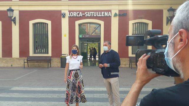 Lorca pierde hoy el tren por culpa de un alcalde sumiso y servil que ha defendido a Pedro Sánchez en vez de a los lorquinos