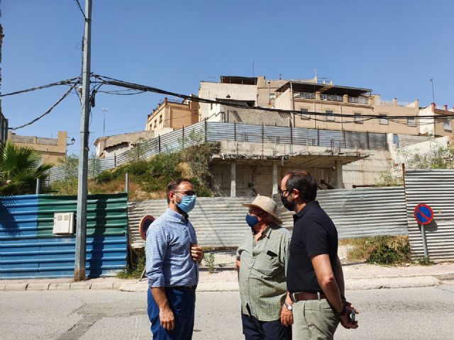 El alcalde de Lorca anuncia el inicio inminente de los trabajos de estabilización del muro junto a la calle Portijico con un plazo de ejecución de tres meses