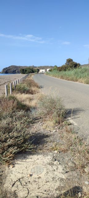 El PSOE denuncia el 'lamentable' estado y la falta de limpieza de las zonas de aparcamiento y la carretera de las playas de Calnegre