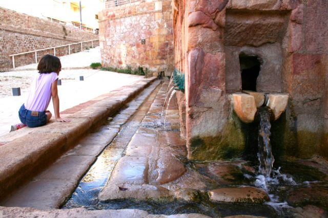 Más riegos en los jardines y ampliación del horario de las fuentes durante las olas de calor en Lorca