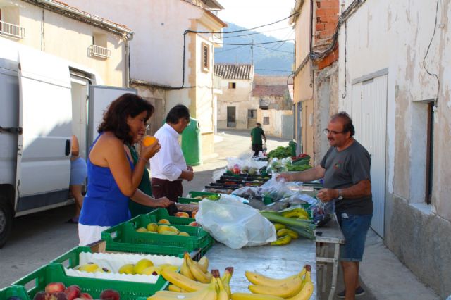 Los mercados de pedanías se convierten en un atractivo turístico más del verano al que acuden cada vez más visitantes