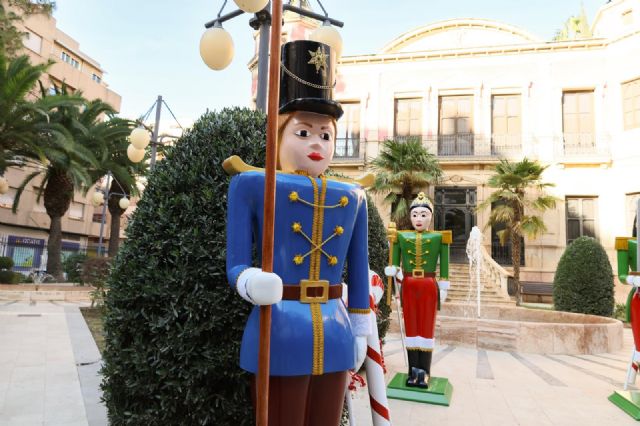 Los duendes de Papá Noel toman Lorca y se convierten en los protagonistas de la decoración navideña realizada por el Ayuntamiento