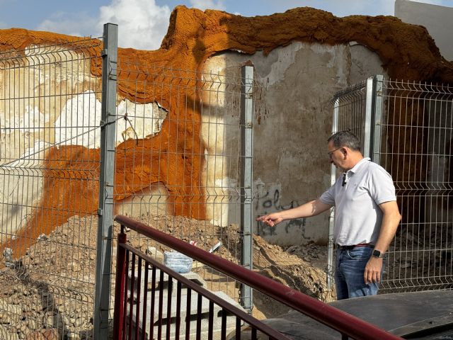 Fulgencio Gil no cumple con la normativa urbanística y sigue olvidando a los vecinos del barrio de San Cristóbal permitiendo su abandono total