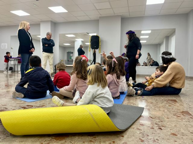 Un total de 60 niños y niñas participan, durante estas semanas, en una nueva edición de las 'Aulas Creativas Navideñas' organizada por la Universidad Popular