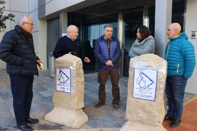 El Ayuntamiento entrega, a través de la concejalía de Desarrollo Local, dos monolitos a la Asociación Lorca Santiago para señalizar el final de cada una de las etapas del camino