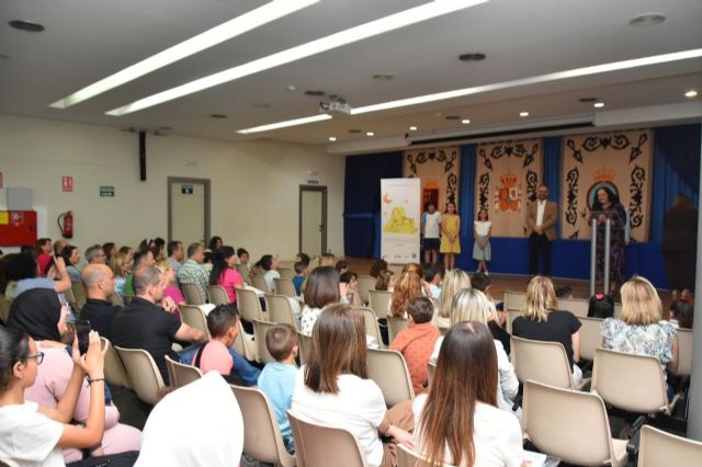 Los alumnos de infantil de CEIP Ana Caicedo, Rihob Zouhoir, Emma Avilés y Marcos Cabrera galardonados con el primer premio del XXXVIII Concurso Infantil de Cuentos 'Concha Fernández Luna'