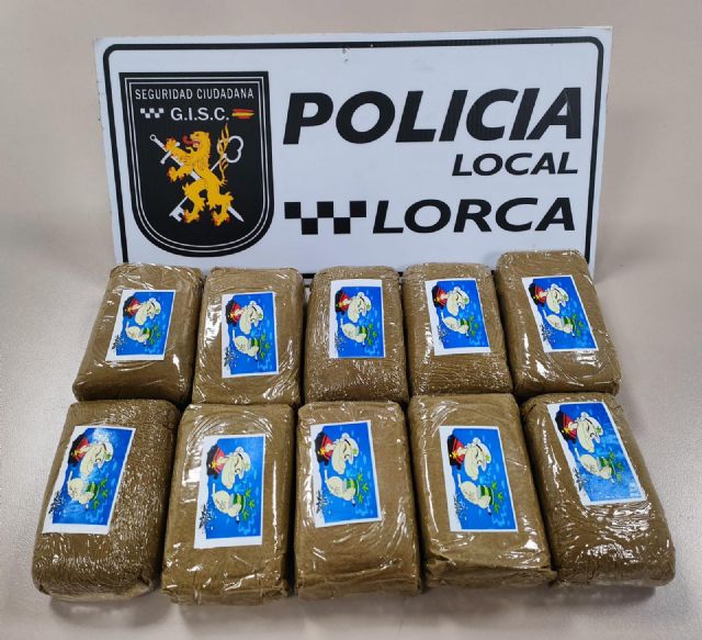 El Policía Local de Lorca detiene a dos personas por tráfico de drogas en las inmediaciones de la carretera Almenara al interceptarlas con un kilo de hachís