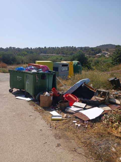 El abandono y la suciedad en pedanías como La Parroquia es inadmisible cuando los lorquinos pagan un 22% más en el precio de la basura