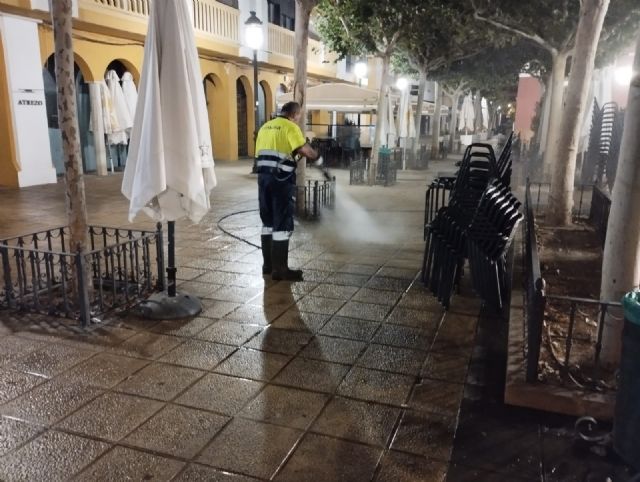 Avanza en pedanías la operación de 'punta a punta' con un deshollino general que friega y baldea con agua a presión los principales puntos de encuentro