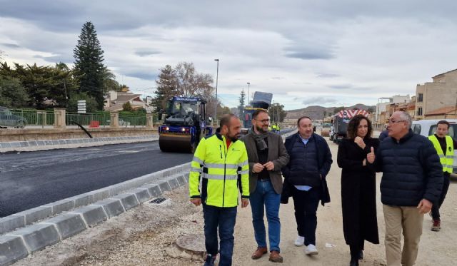 El alcalde de Lorca visita el inicio de los trabajos de asfaltado del Tramo III de la Ronda Central que se abrirá al tráfico a finales del mes de marzo