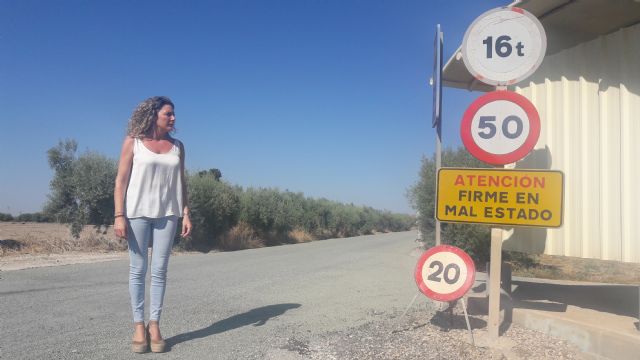 Los trabajos en la carretera de Marchena permiten mejorar su seguridad y corregir los desperfectos, implementando un nuevo asfalto y señalización viaria