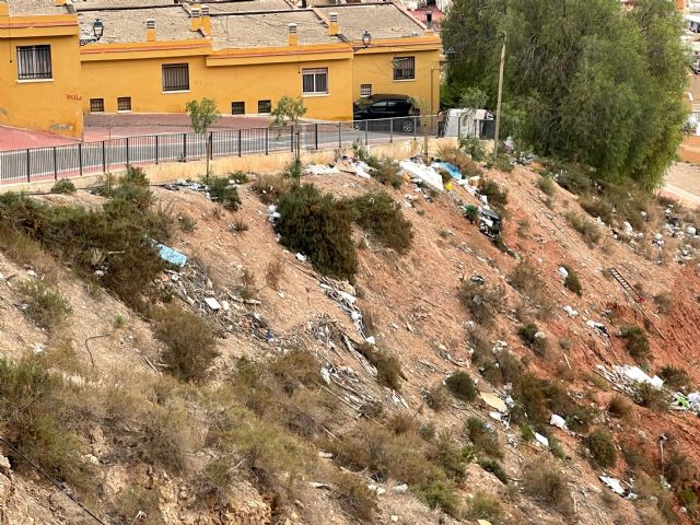 Las laderas llenas de basura de santa maría, san pedro y san lázaro nos 'retratan' como pueblo