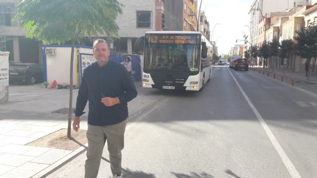 El autobús urbano que debería estar prestando servicio a vecinos de pedanías arrastra un año de retraso, mientras que Murcia y Cartagena ya lo tienen