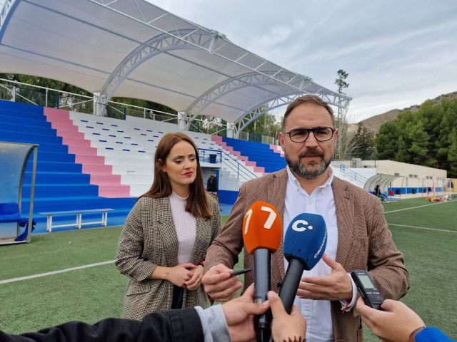 El Ayuntamiento de Lorca culmina la instalación de la pérgola de cubrición del graderío del campo de fútbol Mundial '82