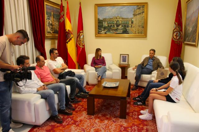 El alcalde recibe a las jóvenes Irene Porlán y Noa Gómez, representantes de España en la final del programa internacional 'Technovation Girls'