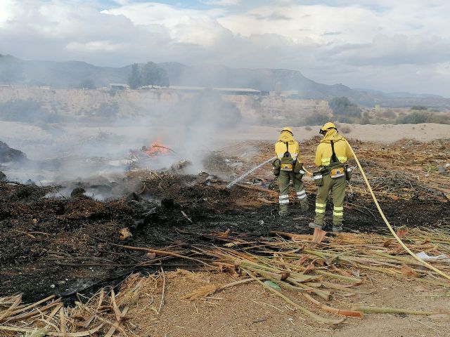 Sofocan un incendio de vegetación declarado junto al cauce del Guadalentín, en Marchena