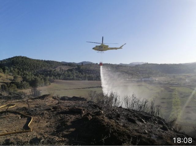 Movilizado efectivo del Plan Infomur para apagar incendio en terreno forestal, en la pedanía lorquina de Fontanares