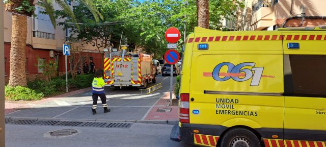 Servicios de emergencia rescatan y atienden a una mujer que había sufrido una caída en su domicilio de Lorca