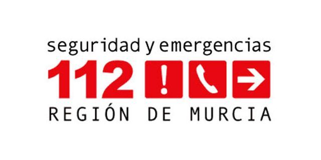 Servicios de emergencia atienden a joven en accidente de tráfico colisión coche y bici en el Puente de Piedra en Lorca