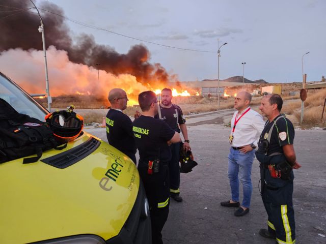 EXTINGUIDO el incendio declarado ayer tarde en el centro de gestión de residuos de Barranco Hondo (Lorca)