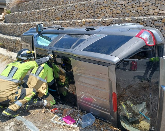 Servicios de emergencia rescataron a una persona que quedó atrapada al volcar el vehículo en el que viajaba, en Lorca