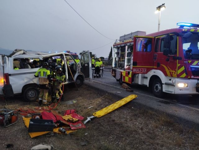 Fallece una persona al colisionar una furgoneta y un camión en Purias (Lorca)