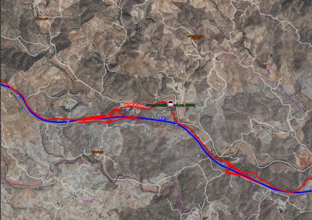 Herido el conductor de un camión de transporte de animales tras volcar en Lorca