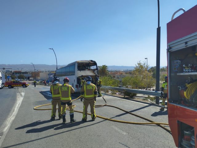 Bomberos extinguen un incendio de un autobús en Lorca