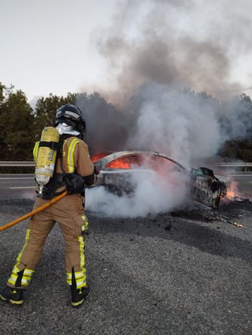 Bomberos extinguen el incendio de un vehículo en la autovía A-7 a la altura de La Hoya