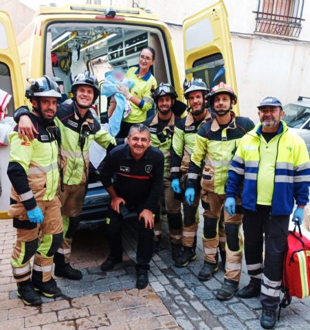 Servicios de emergencia asisten un parto en una vivienda, en Lorca