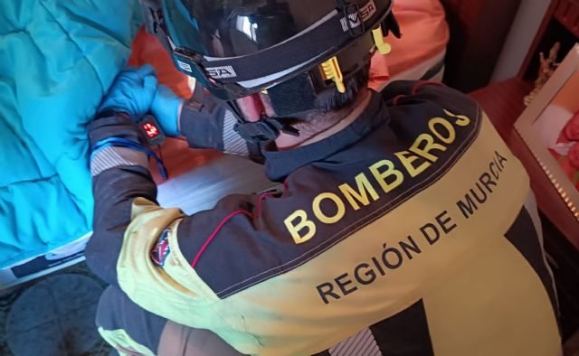 Bomberos rescatan a una mujer de 81 años caída en su vivienda en Almendricos