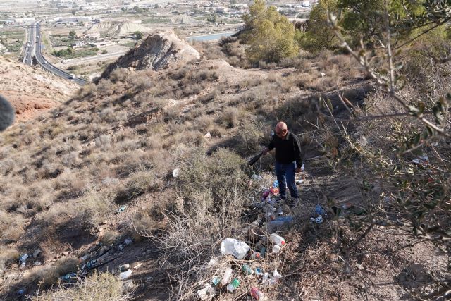 La basura y los residuos se apoderan del aparcamiento público de los pilones y de sus laderas