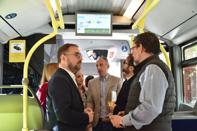 El Ayuntamiento de Lorca moderniza el servicio de autobús urbano instalando nueve paneles digitales que informarán del tiempo de llegada de los vehículos