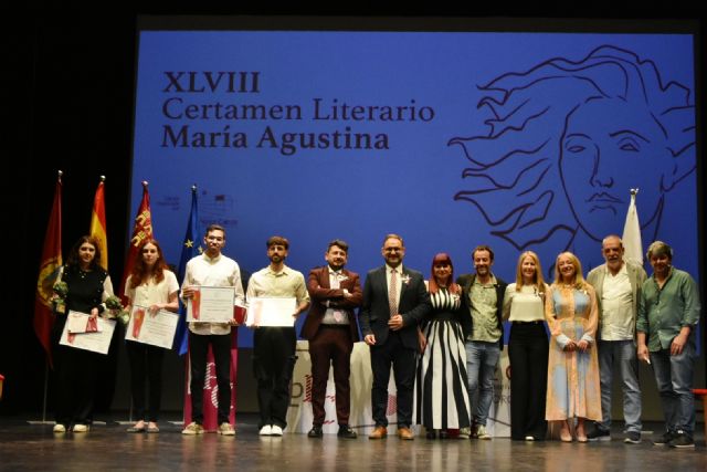 Fiona Sarola Lozano y Vivian Haneine Linares, ganadoras de la XLVIII edición del Certamen Literario 'María Agustina' en las modalidades de narración corta y verso