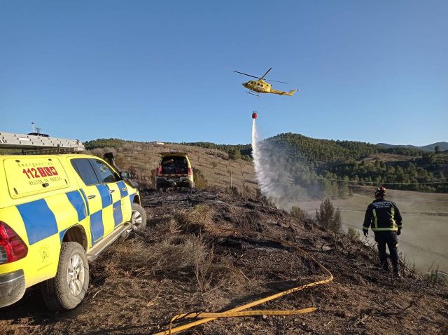 Efectivos del Servicio Municipal de Emergencias intervienen en el control y extinción de un incendio forestal en la diputación lorquina de Fontanares