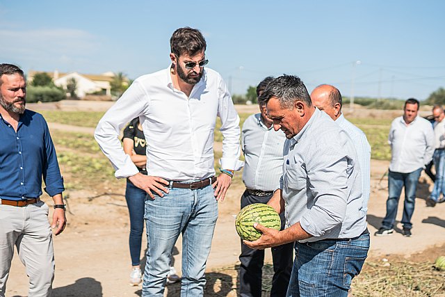 Antelo visita Lorca en el día de San Isidro para trasladar su apoyo a los agricultores afectados por la tormenta