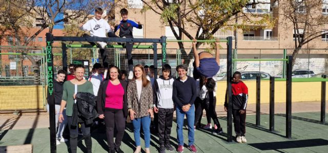 La Concejalía de Deportes instala una estación de calistenia y habilita una pista de petanca junto al IES Ramón Arcas para uso escolar y de los vecinos y vecinas de la zona