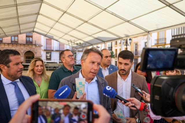 El Ayuntamiento promueve una Feria más sostenible y solidaria a través de una campaña de vasos reutilizables