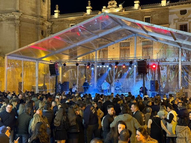 La Plaza de España de Lorca, abarrotada de público en la primera jornada de la Navidad Joven