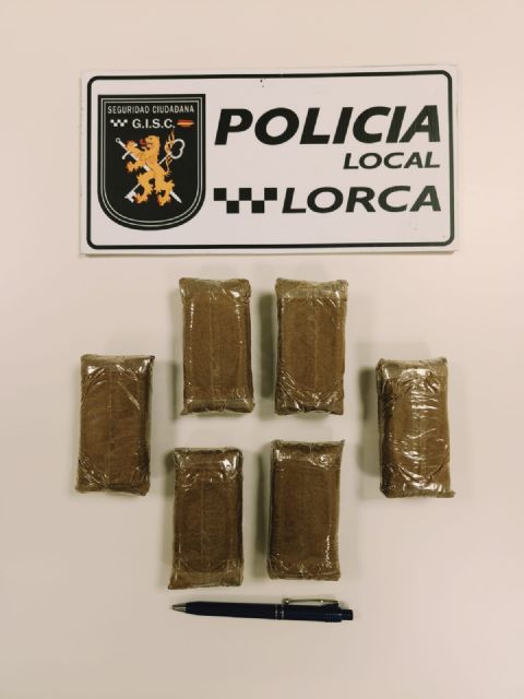 La Policía Local detiene a dos jóvenes por un delito contra la salud pública en Lorca