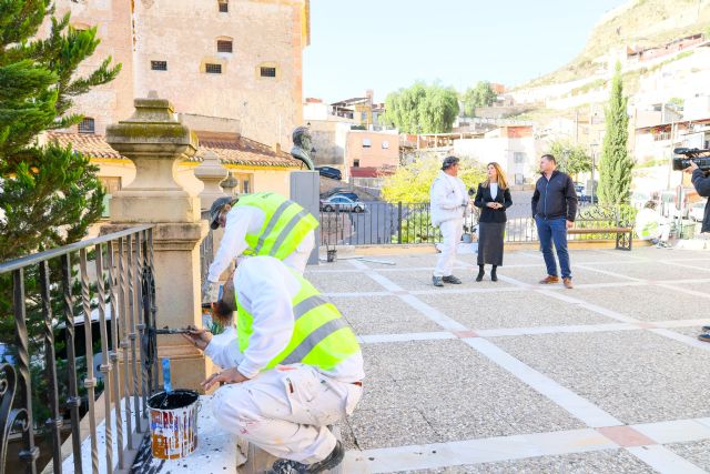 'Operación pintura' en el casco antiguo en las vísperas de los días grandes de las fiestas de musulmanes, judíos y cristianos de San Clemente