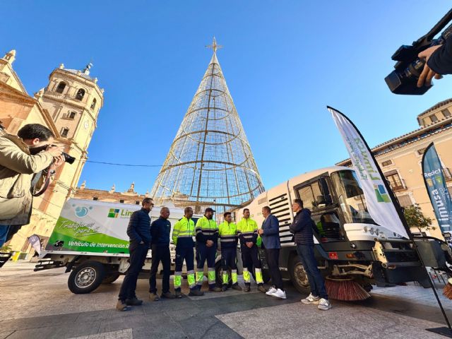 El Ayuntamiento pone en marcha un dispositivo especial de limpieza con más de un centenar de servicios para esta Navidad