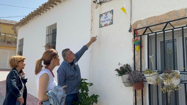 El Ayuntamiento de Lorca renueva la señalización de las calles de Coy para adaptarlas a la estética de la pedanía