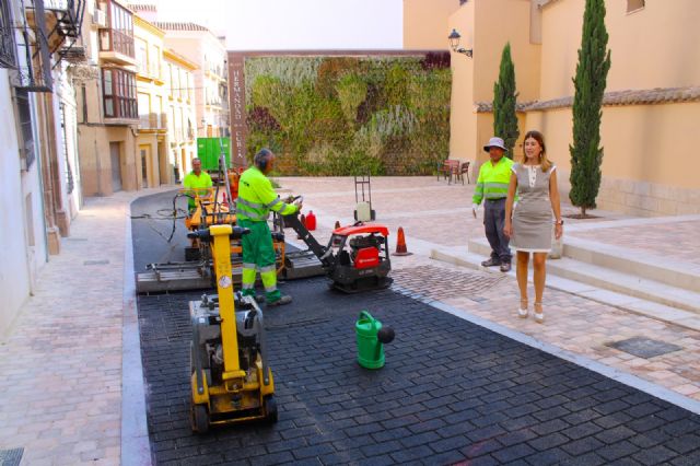 Las obras de remodelación de la calle Santiago entran en la recta final con la impresión del asfalto