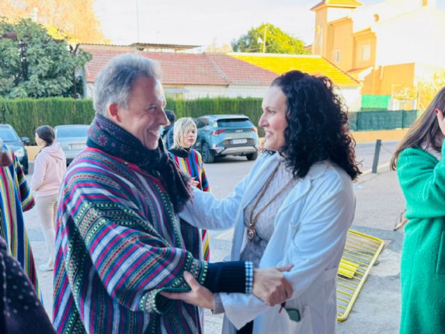 Fulgencio Gil felicita la Navidad a los mayores de Lorca en su tradicional visita a las residencias